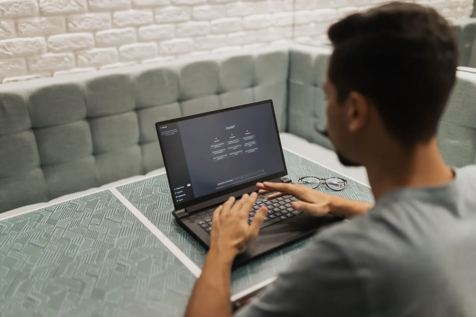 How To Use AI Tools To Write Social Posts Without Sounding Like A Robot